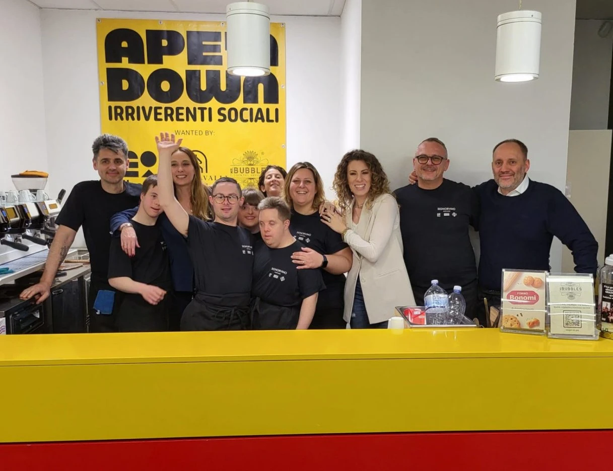 Il team Ape'n Down a Vinitaly 2025 con Signorvino