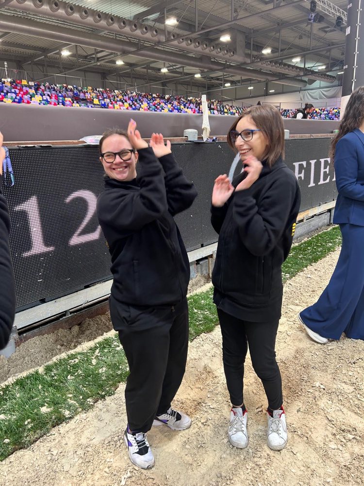 Due ragazze Ape'n Down applaudono a bordo campo durante una gara a Fieracavalli