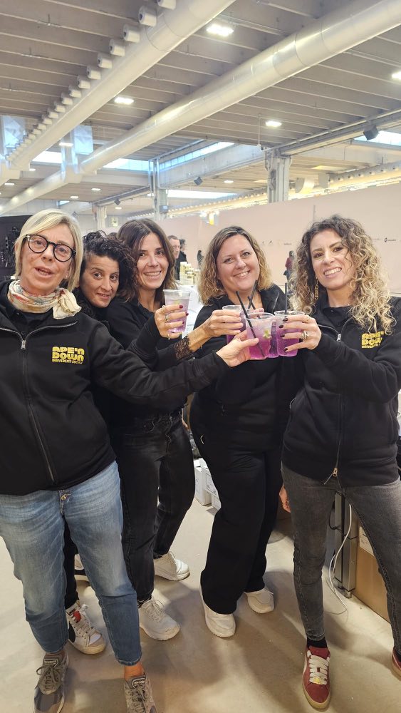 La squadra Ape'n Down brinda con i drink appena preparati allo stand di Fieracavalli